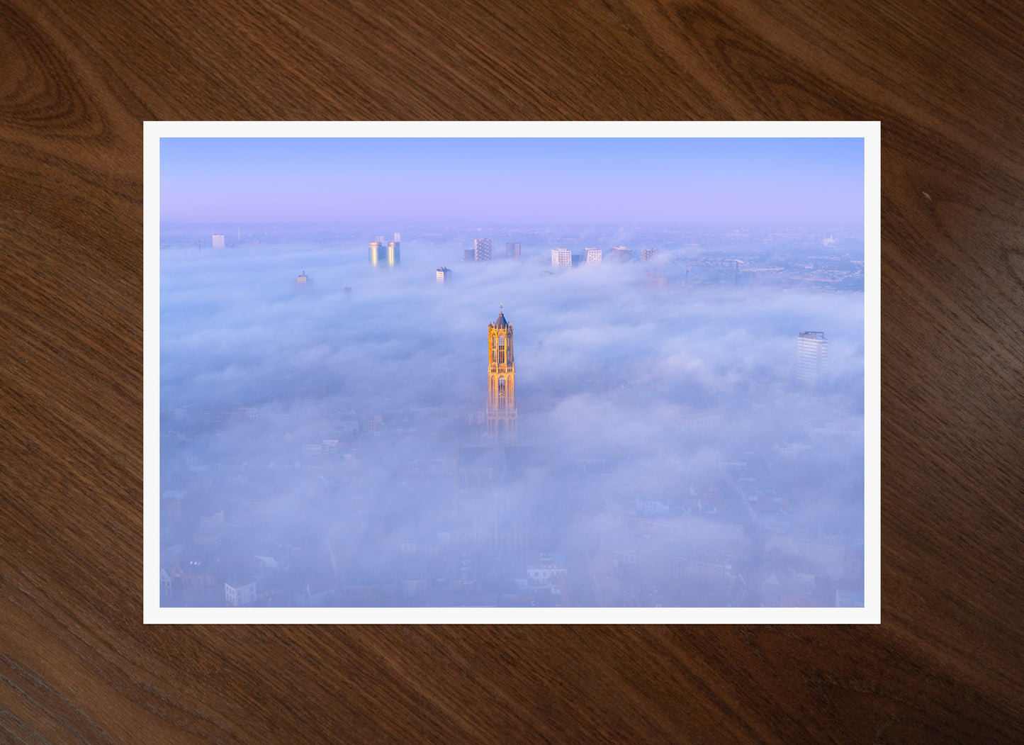 De Domtoren boven de mist