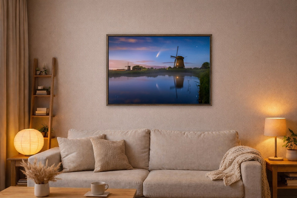 Neowise comet above windmills lijst kamer